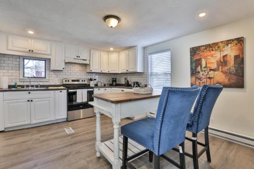 セーラムにあるM20 Rentals Beautiful Salem NH 3bd 1ba Centrally Locatedのキッチン(テーブル、青い椅子2脚付)