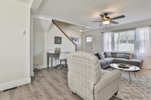 - un salon avec un canapé et une table dans l'établissement M20 Rentals Beautiful Salem NH 3bd 1ba Centrally Located, à Salem