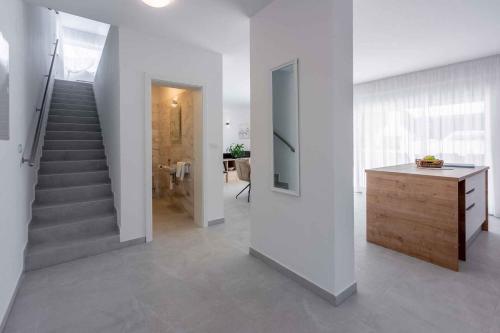 Zimmer mit einer Treppe und einer Treppe in der Unterkunft Holiday home in Grizane 41663 in Grižane