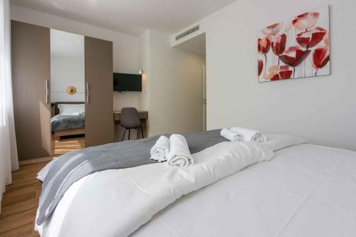 ein Schlafzimmer mit einem weißen Bett und Handtüchern darauf in der Unterkunft Holiday home in Grizane 41663 in Grižane