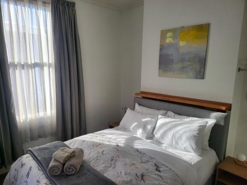 um quarto com uma cama com toalhas em Central Victoria Oasis em Hamilton