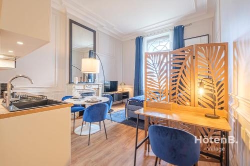 une cuisine et un salon avec une table et des chaises dans l'établissement The Little Cérez Luminous Studio in the Heart of Limoges, à Limoges