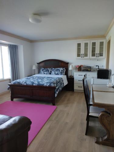 1 dormitorio con 1 cama con alfombra morada en Go House en Richmond