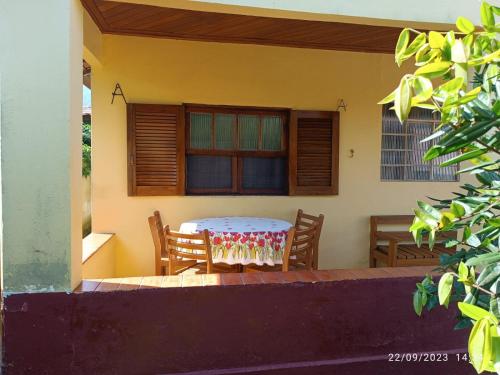 a table and chairs on the porch of a house at Casa no Centro de Ubatuba in Ubatuba