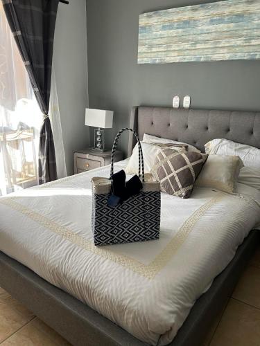 Ένα ή περισσότερα κρεβάτια σε δωμάτιο στο Apartamento de Lujo en Playa Jacó, Frente al Mar, Wifi, AC, Parqueo Privado y Piscinas