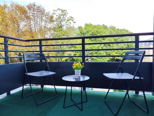 two chairs and a table on a balcony at Peaceful cocoon in Chatou