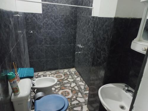 a bathroom with a toilet and a sink at Mi cielo in Santa María