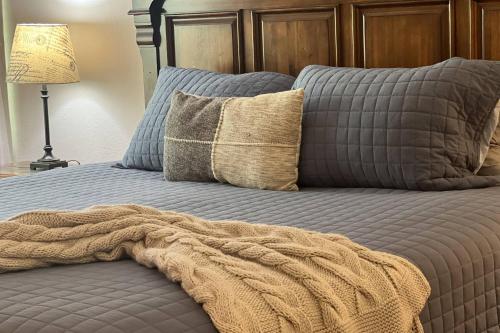 Ένα ή περισσότερα κρεβάτια σε δωμάτιο στο Golf and Tennis Community - 14th Hole Golf Course Views!