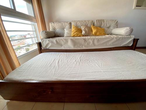 Amplio departamento céntricoにあるベッド