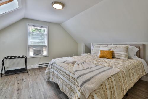 ein weißes Schlafzimmer mit einem Bett und einem Fenster in der Unterkunft M20 Rentals Modern Apartment 2bd 1ba Centrally Located Salem, NH in Salem