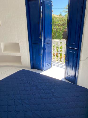 an open door to a room with blue doors at CASA DE REVISTA em Cabo Frio in Cabo Frio