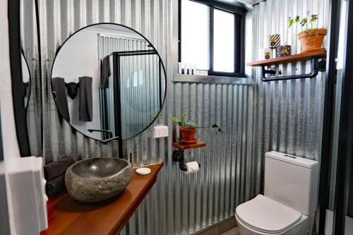 uma casa de banho com um lavatório, um espelho e um WC. em Motel3858 em Heyfield