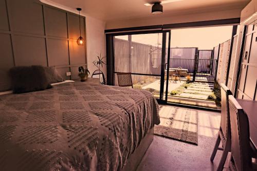 - une chambre avec un grand lit et une grande fenêtre dans l'établissement Motel3858, à Heyfield