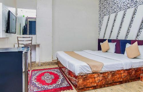 a bedroom with a bed and a tv in a room at OYO Flagship Ls Banquet & Rooms in New Delhi