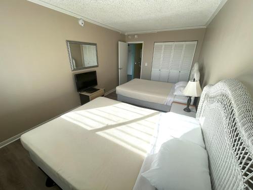 Royal Kuhio 1712 - Spacious Corner Unit with Stunning Ocean City Views in the Heart of Waikiki!_2