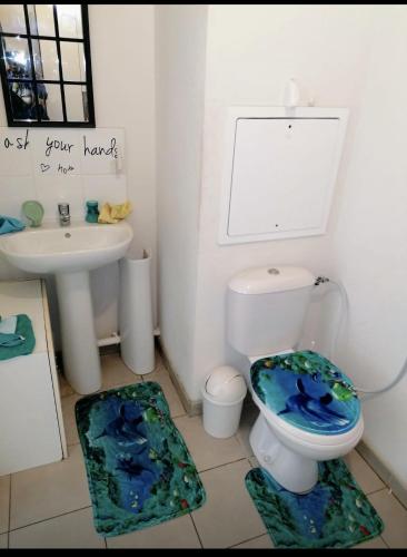 a bathroom with a toilet and a sink at Joli Duplex entièrement meublé in Chanteloup-les-Vignes