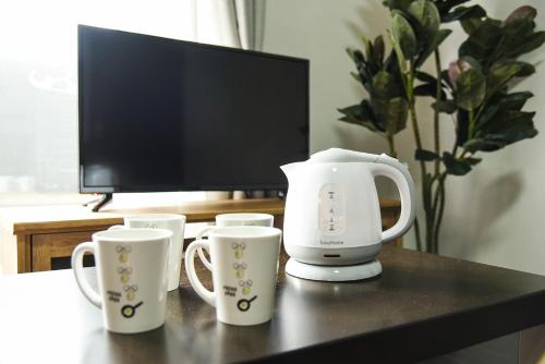 Příslušenství pro přípravu čaje a kávy v ubytování Sun Court Hongodori Garden Hills