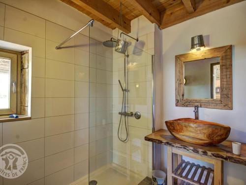 een badkamer met een houten wastafel en een douche bij Gîte Saint-Forgeux-Lespinasse, 6 pièces, 12 personnes - FR-1-496-7 in Saint-Forgeux-Lespinasse