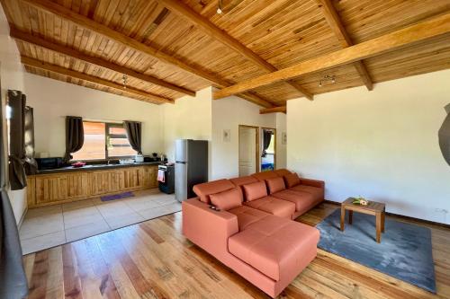 HaapitiにあるFare Tau Otaha - Comfy cabin w Private Beach Accessのソファとテーブルのあるリビングルーム