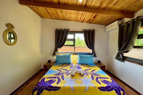 Fare Te Ava - Comfy cabin w Private Beach Accessにあるベッド