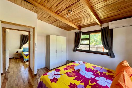 Fare Te Ava - Comfy cabin w Private Beach Accessにあるベッド