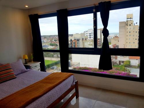 1 dormitorio con ventana grande con vistas a la ciudad en Semipiso Casaverde,con doble vista al mar, frente a la playa!con cochera y balcón terraza en Mar del Plata