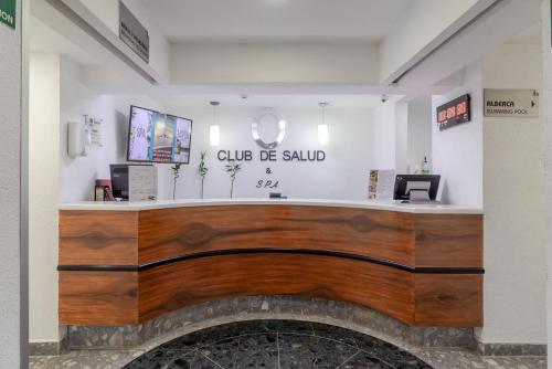 a hair salon with a large wooden reception desk at Camino Real Aeropuerto in Mexico City