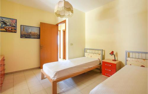 ein Krankenhauszimmer mit 2 Betten und einem Fenster in der Unterkunft Stunning Apartment In Marina Di Ragusa With Wi-fi in Marina di Ragusa