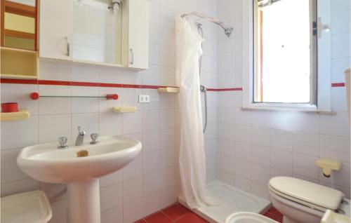 ein Bad mit einem Waschbecken, einer Dusche und einem WC in der Unterkunft Stunning Apartment In Marina Di Ragusa With Wi-fi in Marina di Ragusa