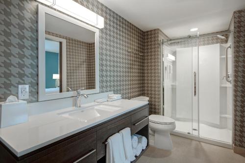 uma casa de banho com um lavatório, um WC e um chuveiro em Home2 Suites By Hilton Garden Grove em Garden Grove