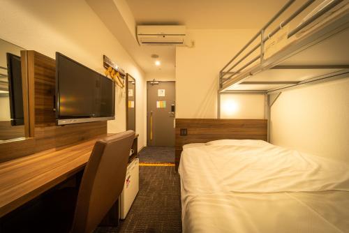 Postel nebo postele na pokoji v ubytování Super Hotel Tokyo JR Tachikawa Kitaguchi