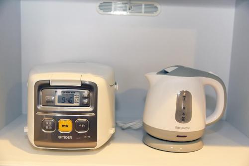 a toaster and a coffee maker on a counter at サンコート円山ガーデンヒルズ in Ōdōri