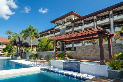 una piscina frente a un hotel en Coron Westown Resort en Corón