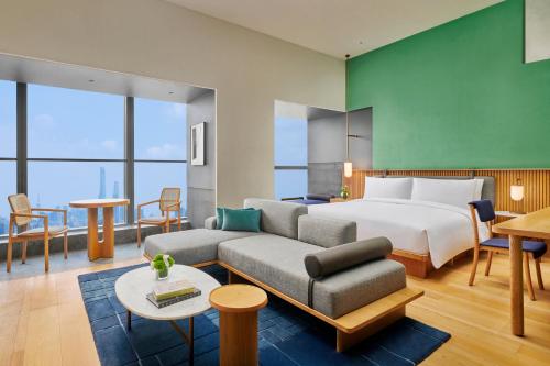 Habitación de hotel con cama y sofá en Artyzen NEW BUND 31 Shanghai Qiantan en Shanghái