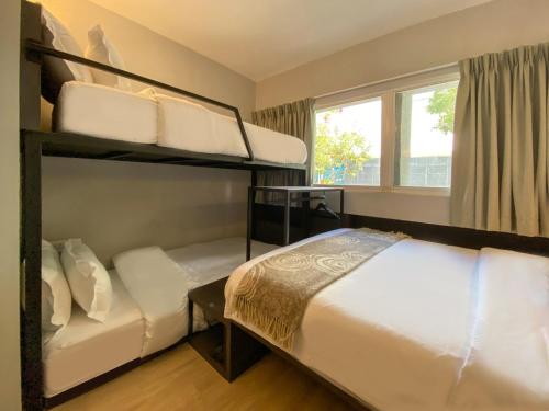 シンガポールにあるST Signature Bugis Beachのベッドルーム1室(二段ベッド2台、窓付)が備わります。