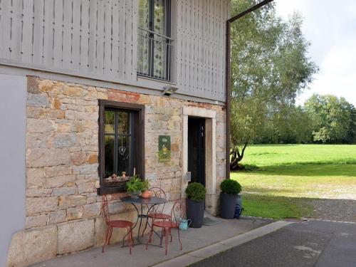 a table and chairs sitting outside of a building at Loft charmant à Leymen près de Bâle - Parking, espace vert, tout confort inclus - FR-1-744-7 in Leymen