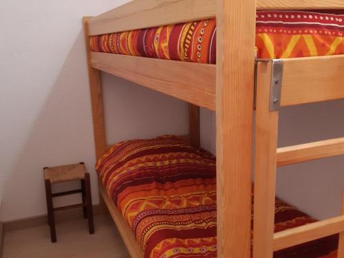 - deux lits superposés dans une chambre dans l'établissement Séjour cosy en studio à Serre Chevalier, 4 pers, balcon, au pied des pistes, navette gratuite - FR-1-762-28, à La Salle Les Alpes