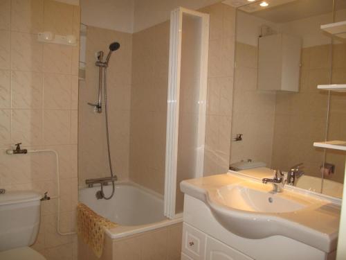 une salle de bain avec un lavabo, une baignoire et des toilettes dans l'établissement Studio Montagne pour 4 à Serre Chevalier, Balcon, Parking Privé, Proche Pistes et Navette Gratuite - FR-1-762-45, à La Salle Les Alpes