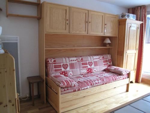 une chambre avec un lit dans une pièce dans l'établissement Studio Montagne pour 4 à Serre Chevalier, Balcon, Parking Privé, Proche Pistes et Navette Gratuite - FR-1-762-45, à La Salle Les Alpes