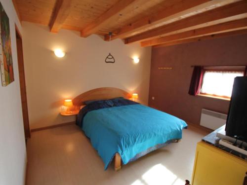 BrettenにあるGîte Bretten, 3 pièces, 6 personnes - FR-1-744-18のベッドルーム(青いベッド1台、テレビ付)