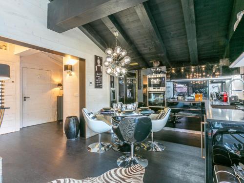 une salle à manger avec une table et des chaises dans l'établissement Prestige et luxe au cœur de Val-d'Isère, proche des pistes - FR-1-694-323, à Val dʼIsère