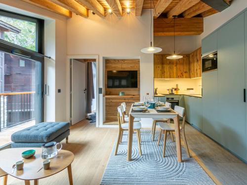 Photo de la galerie de l'établissement Appartement de standing avec wifi, garage et balcon au pied des pistes - FR-1-694-324, à Val dʼIsère