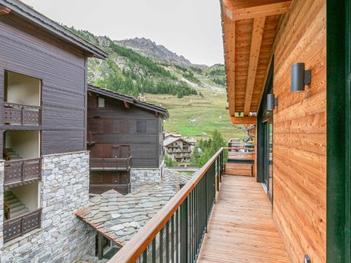 Photo de la galerie de l'établissement Appartement de standing avec wifi, garage et balcon au pied des pistes - FR-1-694-324, à Val dʼIsère