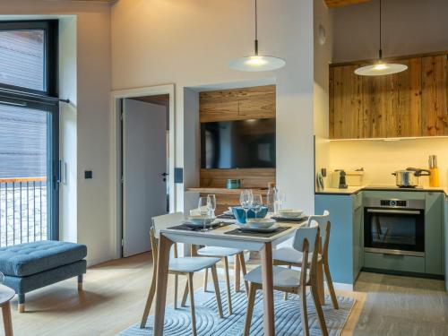 Photo de la galerie de l'établissement Appartement de standing avec wifi, garage et balcon au pied des pistes - FR-1-694-324, à Val dʼIsère