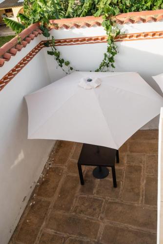 a white umbrella sitting on top of a table at HOTEL ALTIPLANO VILLA DE LEYVA in Villa de Leyva