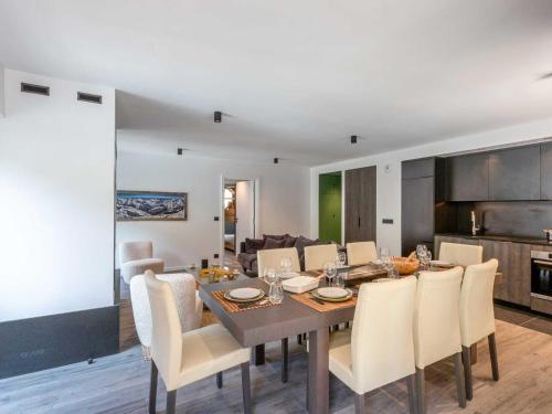 une salle à manger et une cuisine avec une table et des chaises dans l'établissement Bel appartement avec wifi, garage, cheminée et grande terrasse au pied des pistes à Val-d'Isère - FR-1-694-325, à Val dʼIsère
