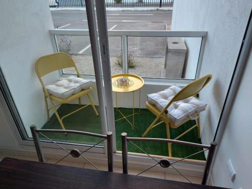 a view of a table and chairs on a balcony at Cond. Portal pacifico III in La Serena