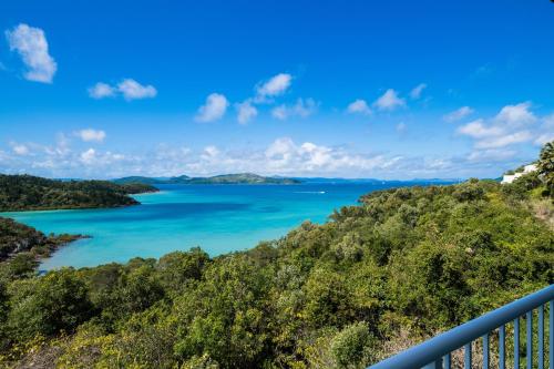 Picturesque on Passage - Shute Harbour في Shute Harbour: اطلالة على البحيرة من الشرفة