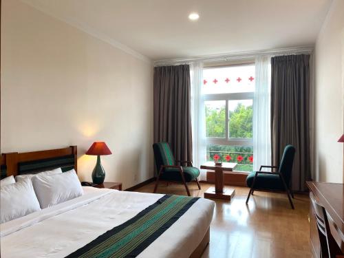 Giường trong phòng chung tại Dam San Hotel