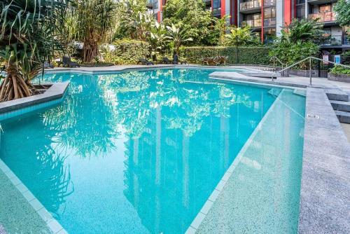 Swimmingpoolen hos eller tæt på Vibrant Inner City Living 1 bedroom Apartment